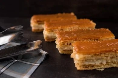 Milhojas con Arequipe – Colombian layered pastry dessert