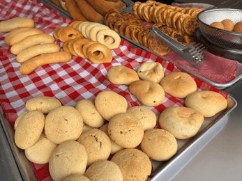 Traditional Colombian almojábanas and pandebonos cheese breads served fresh with coffee
